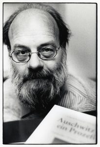 402166 Portret van N. Albers van boekhandel De Rooie Rat (Oudegracht 65) te Utrecht.